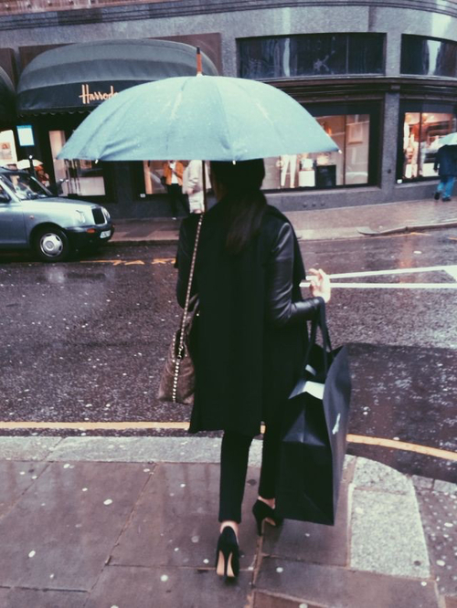 девушка переходит улицу под дождем