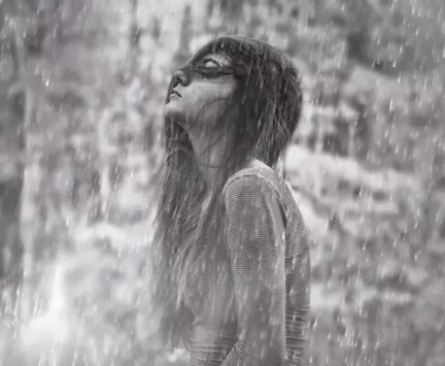 девушка без зонта мокнет под дождем