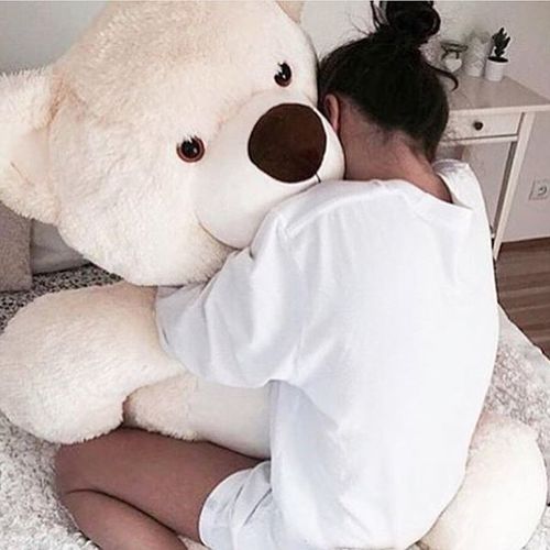 домашнее фото девушки которая обнимает большого плюшевого медведя
