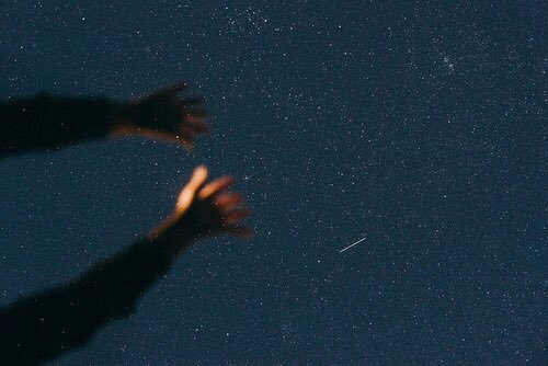 руки тянутся к небу фото звездопада
