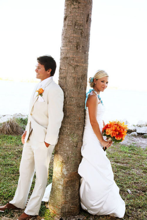жених и невеста под пальмой