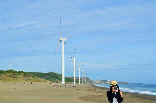девушка фотограф в шляпе на фоне ветряных мельниц