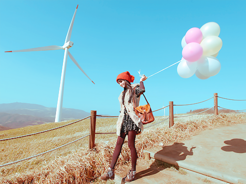девушка с воздушными шариками возле ветряной мельницы