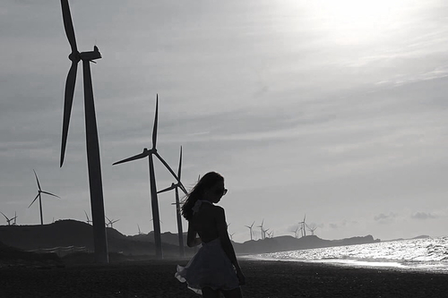 красивое фото девушки в летнем платье со спины силуэт на фоне ветряных мельниц