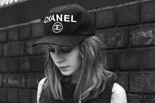 девушка в кепке Chanel