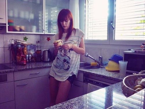 руда дівчина на кухні в смугастій футболці з Міккі Маусом