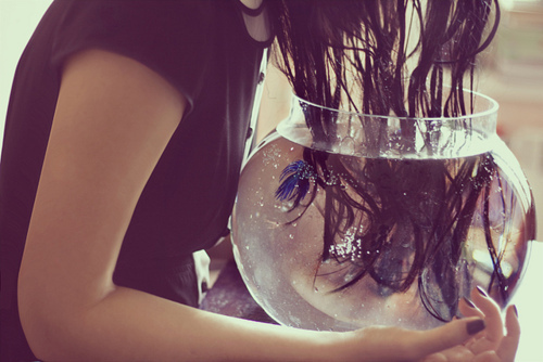 дівчина миє волосся в акваріумі ідеї для фотозйомки вдома
