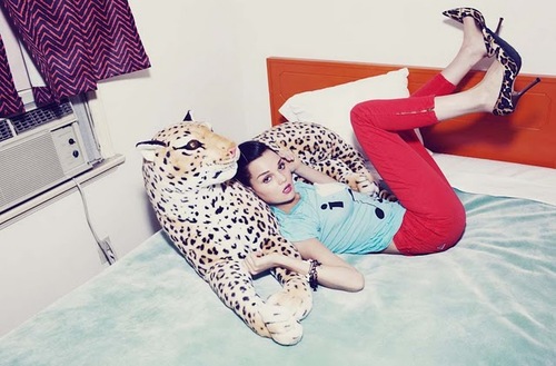 девушка на кровати с игрушечным гепардом идеи домашней фотосессии