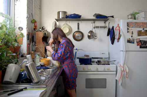 девушка в халате делает смузи идеи фотосессии дома на кухне