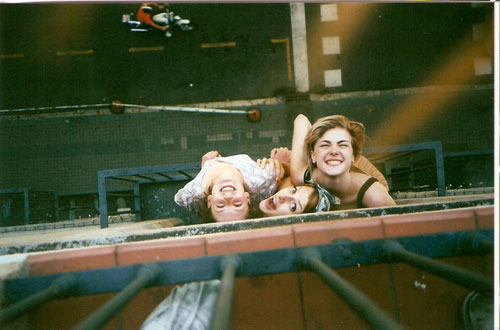 три дівчини поверхом нижче на балконі сміються