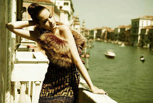  дівчина в хутрі на балконі в Венеції