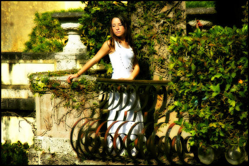 девушка в белом платье на зеленом балконе
