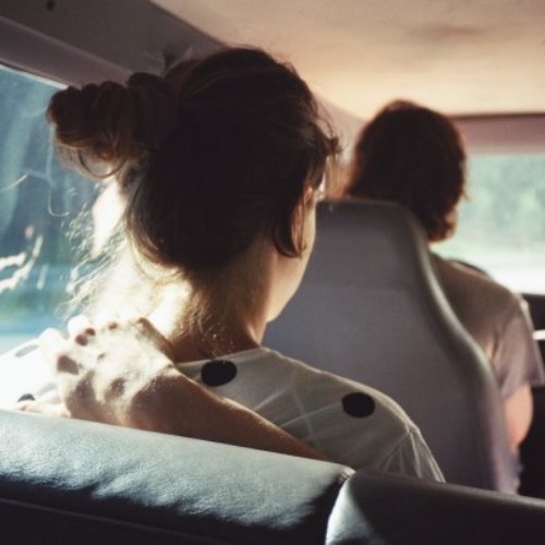 русая девушка с гулькой едет на заднем сиденьи авто