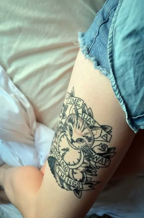 татуировка на бедре девушки Чеширский Кот