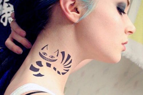  татуювання на шиї у дівчини Чеширський кіт