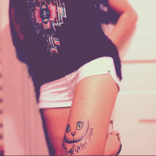 татуювання над коліном у дівчини Чеширський кіт