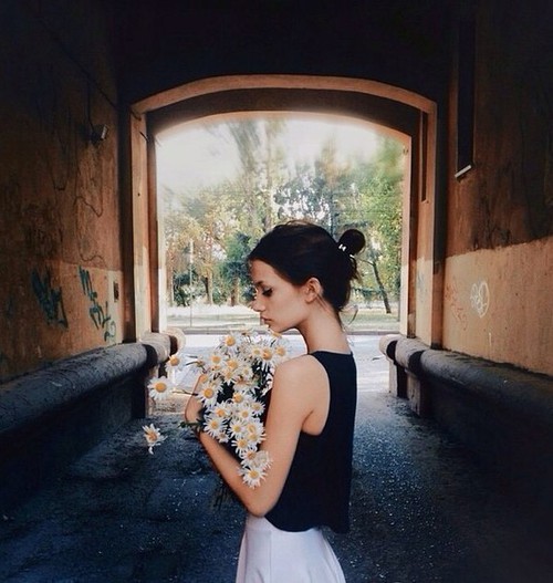 изящная девушка с букетом ромашек в арке дома во дворе идеи для фотосессии