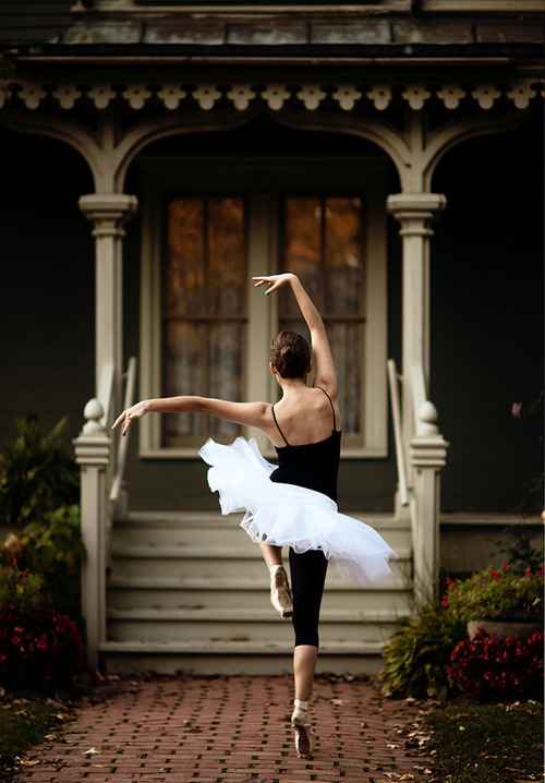балерина во дворе спиной в полный рост