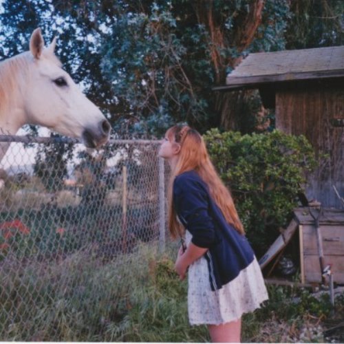 руда дівчина з білим конем