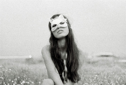 девушка в маске кошки в поле