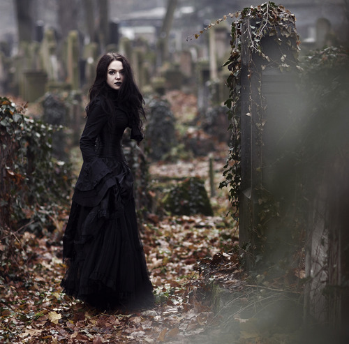 темная девушка на кладбище