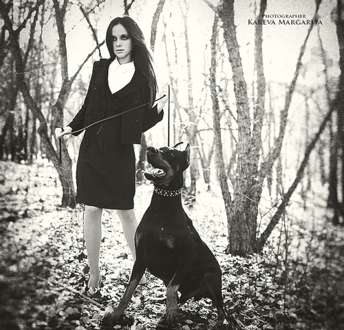фотограф Карева Маргарита, девушка с доберманом в лесу