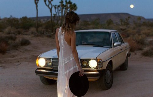 девушка в белом платье в пустыне в свете фар