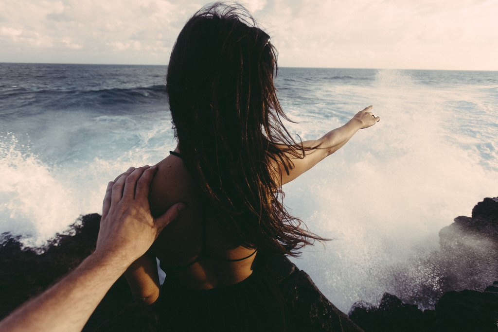девушка спиной на фоне морских волн