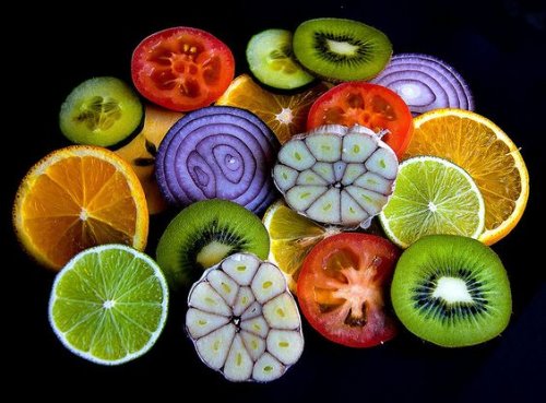 яркая нарезка фруктов и овощей