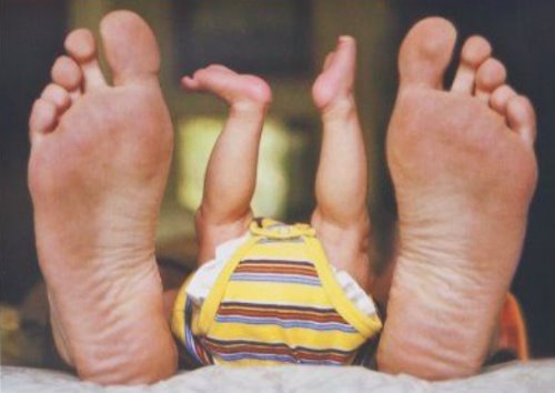 ножки ребенка и пятки его папы