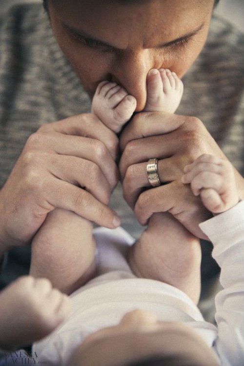 папа целует ножки ребенка