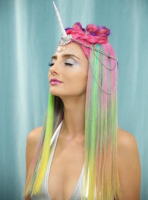 девушка-единорог с волосами цвета радуги