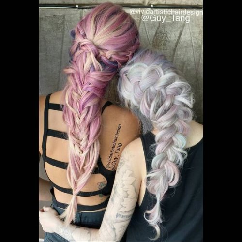 две девушки спиной с фантастическими косами