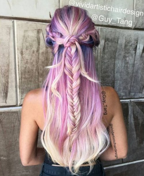 девушка спиной с фиолетово-бежевыми волосами