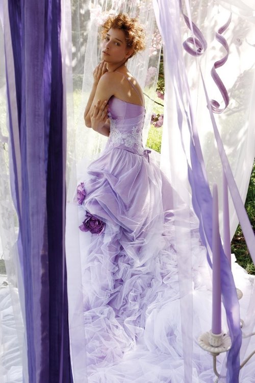 невеста в фиолетовом платье