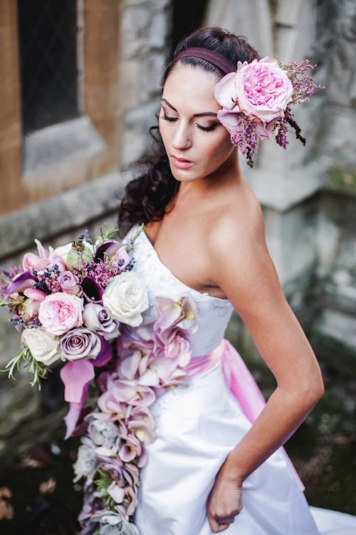 невеста в платье усыпаным цветами