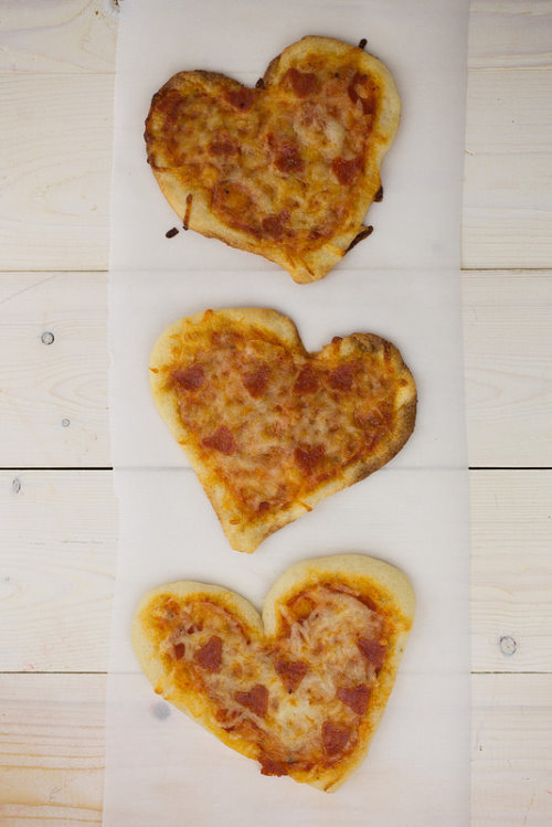 пицца в форме сердца на день влюбленных