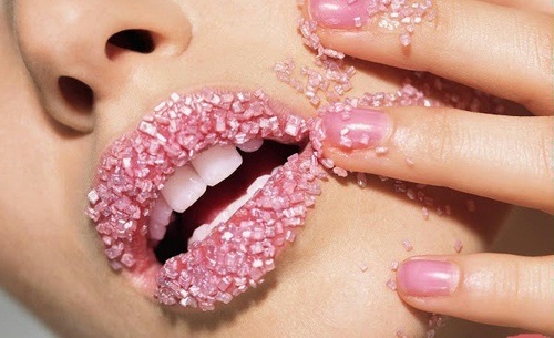 губы в сахаре у девушки с приоткрытым ртом без лица