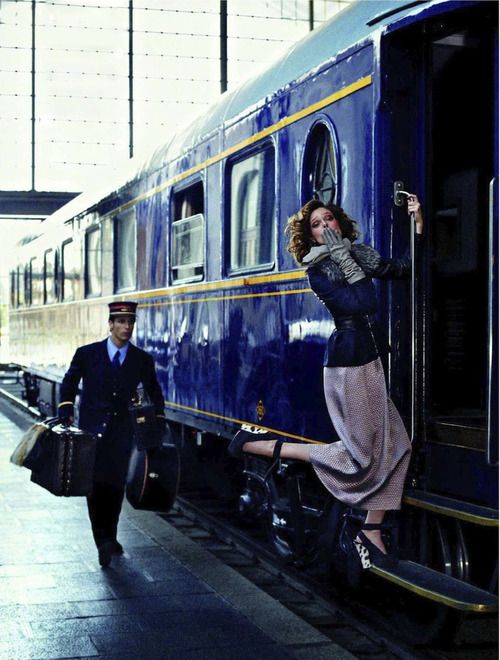 девушка с поезда шлет воздушный поцелуй
