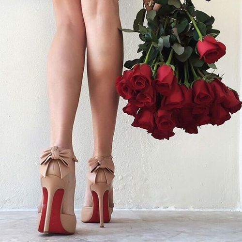 девушка в лабутенах со спины с букетом красных роз