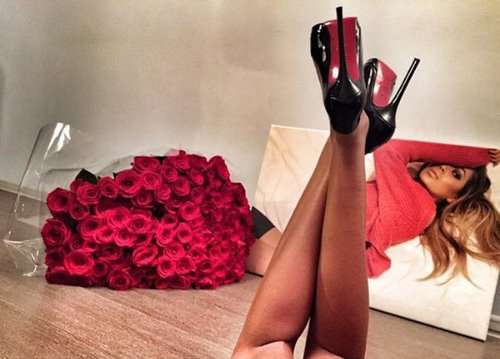 девушка лежит на полу в лабутенах рядом большой букет роз