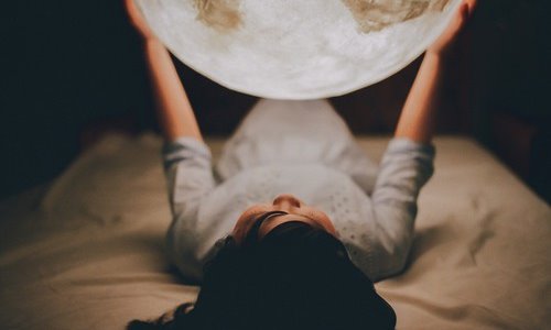 Идеи фотосессии девушки с лампой лежа на кровати дома