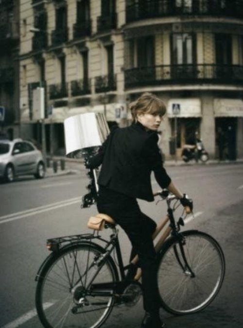 девушка на велосипеде с лампой идеи фото