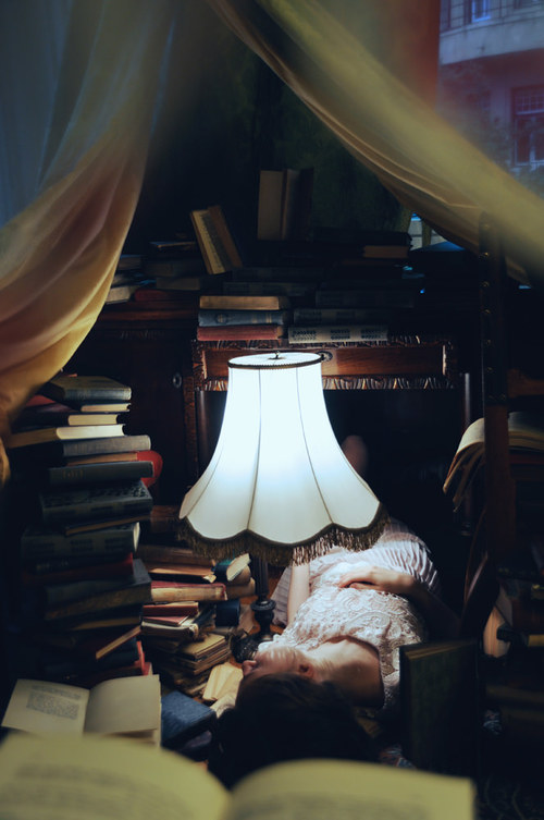 девушка уснула под лампой читая книгу