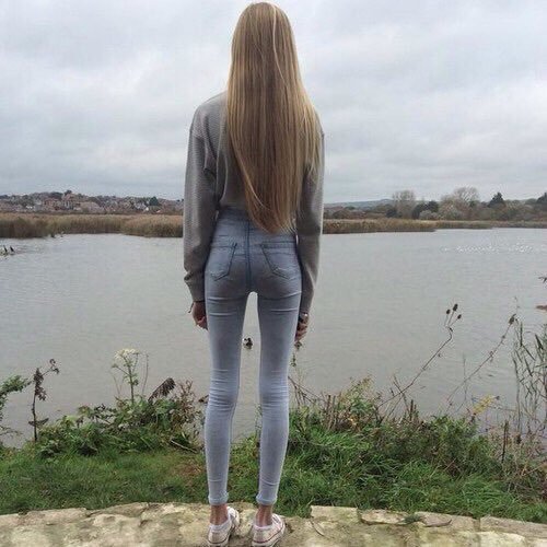 девушка в облегающих джинсах со спины блондинка с длинными волосами