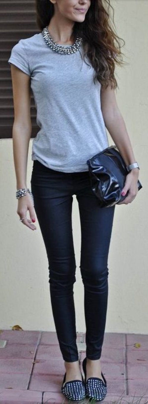 модная худая девушка в черных джинсах
