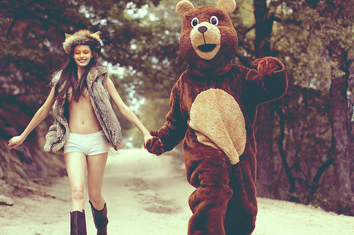 девушка бежит с плюшевым медведем