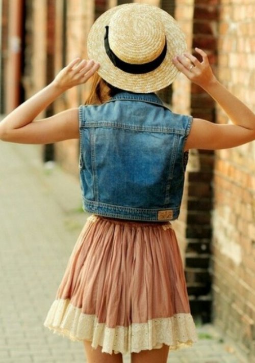 девушка со спины в шляпке, юбке и джинсовой жилетке