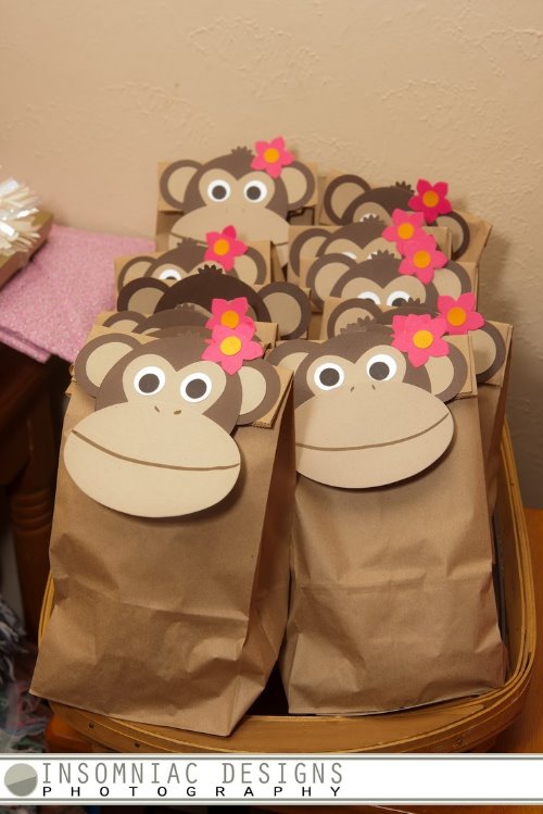 упаковка подарков в пакеты с мордочками обезьянок