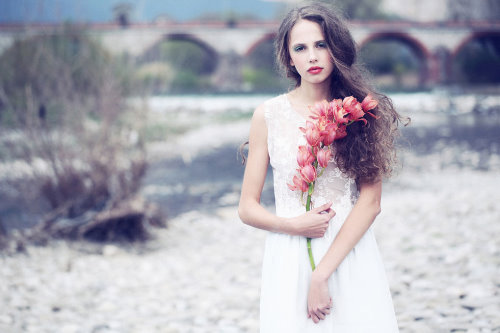 девушка с веткой цветов в белом платье